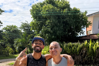 João Gomes presenteia Matheus Cunha por homenagem na Copa