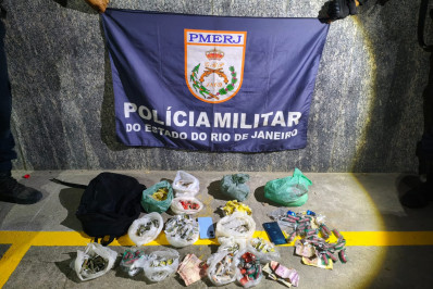 Dois homens são presos e adolescente é apreendido por tráfico em Araruama