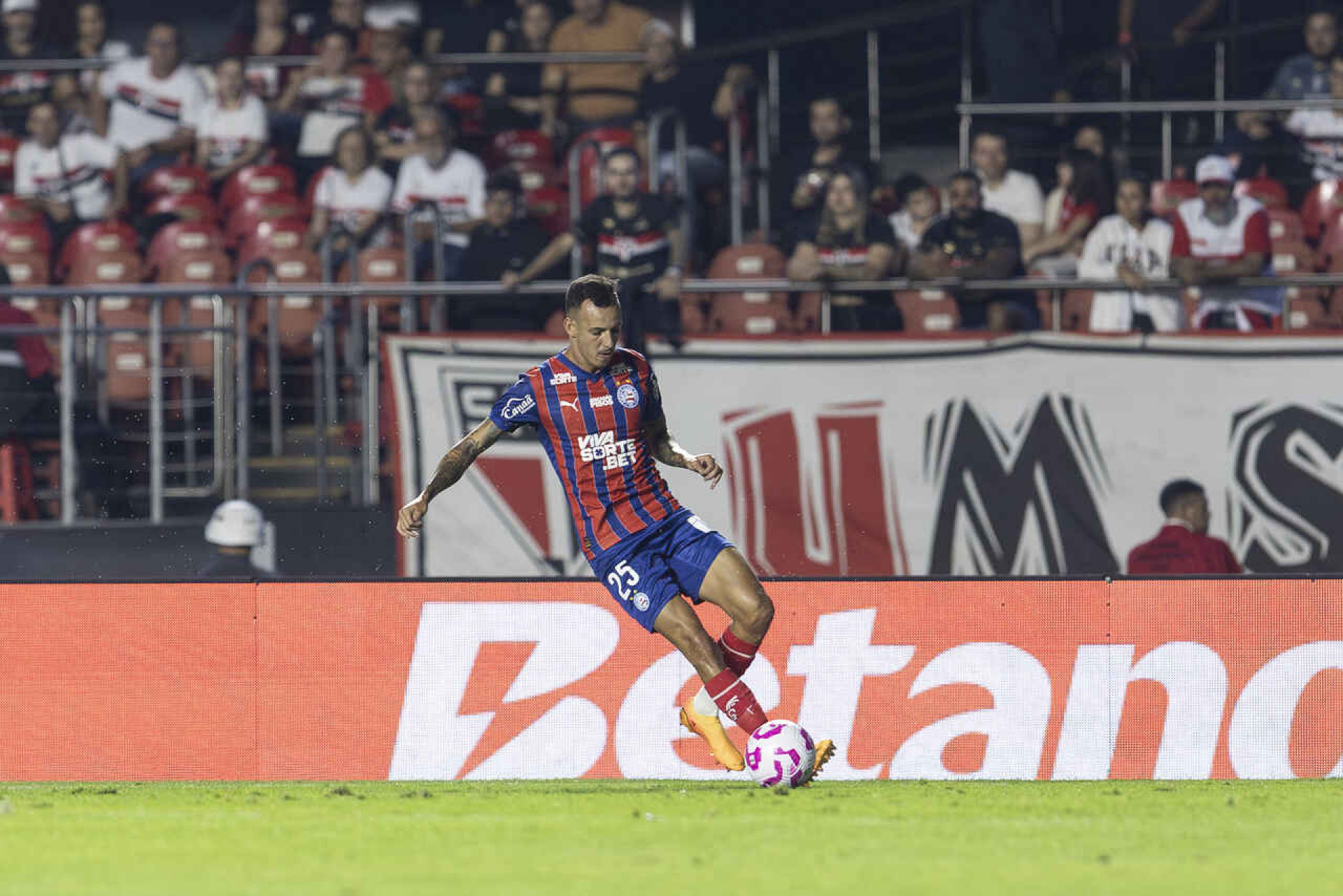 S&atilde;o Paulo acerta contrata&ccedil;&atilde;o do lateral-esquerdo Iago, mas sofre com transfer ban