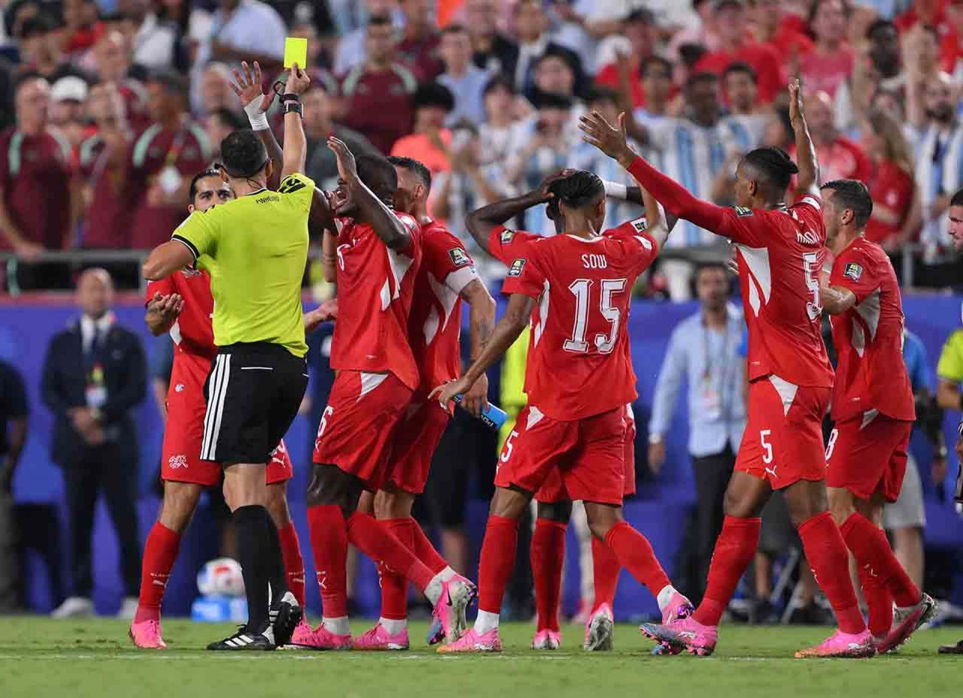 Ifab aponta “erro” do VAR em expuls&atilde;o de jogador da Su&iacute;&ccedil;a contra a Argentina