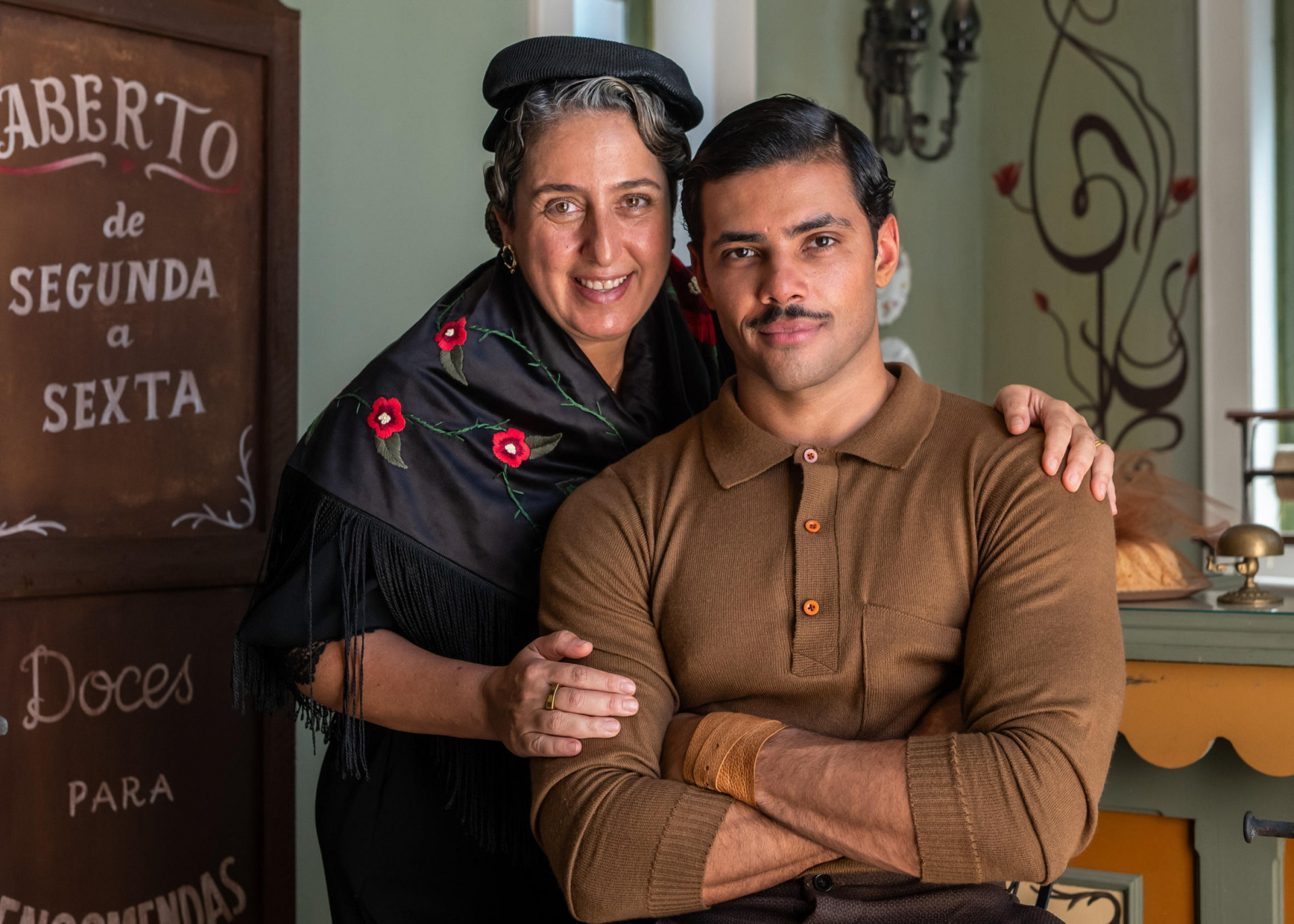 Dona Geralda (Carol Badra) e Ad&ocirc;nis (Gabriel Fuentes), atores de "A Nobreza do Amor" - Estevam Avellar / TV Globo