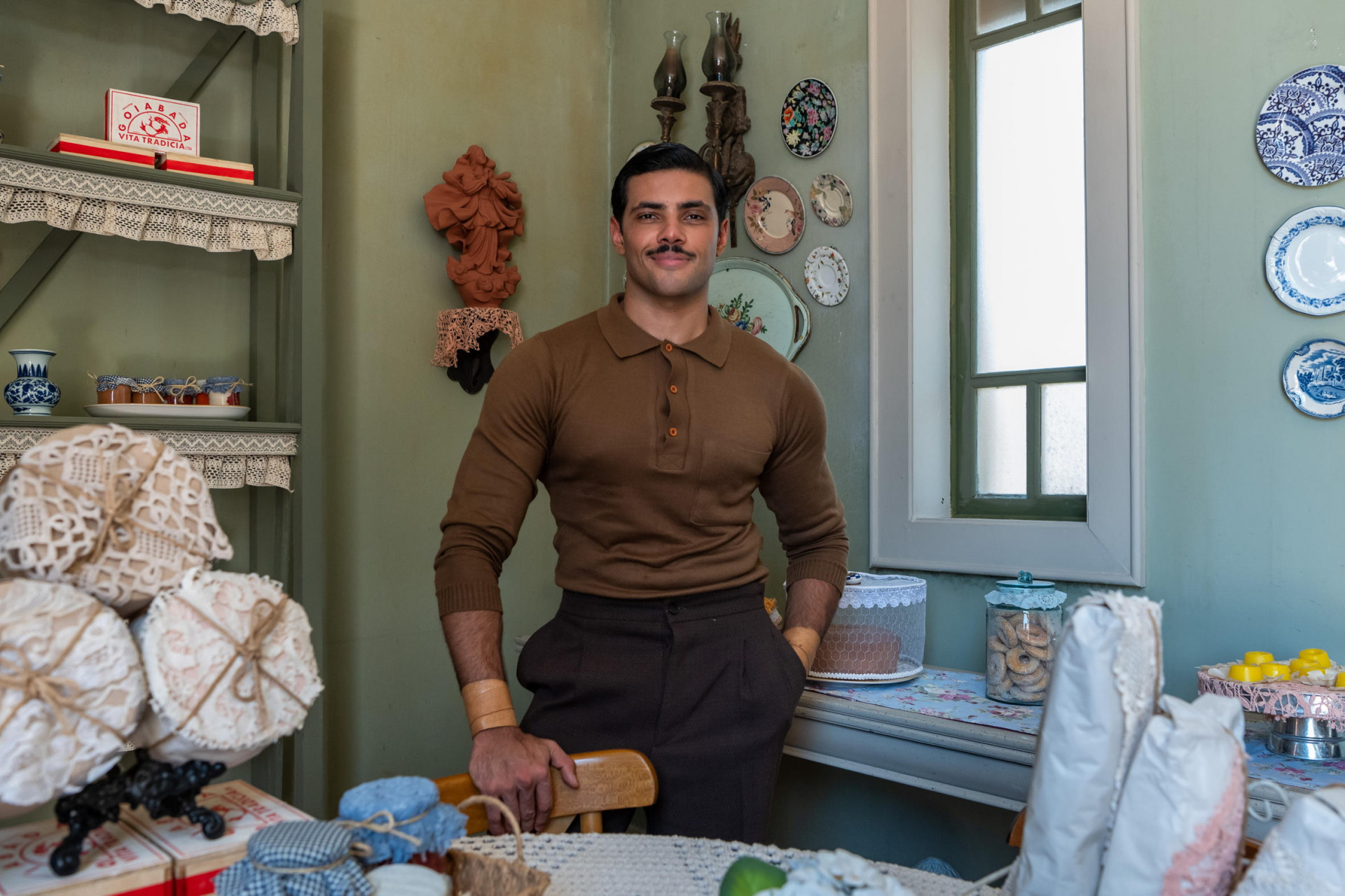 Ad&ocirc;nis (Gabriel Fuentes) trabalha em "A Nobreza do Amor" - Estevam Avellar / TV Globo