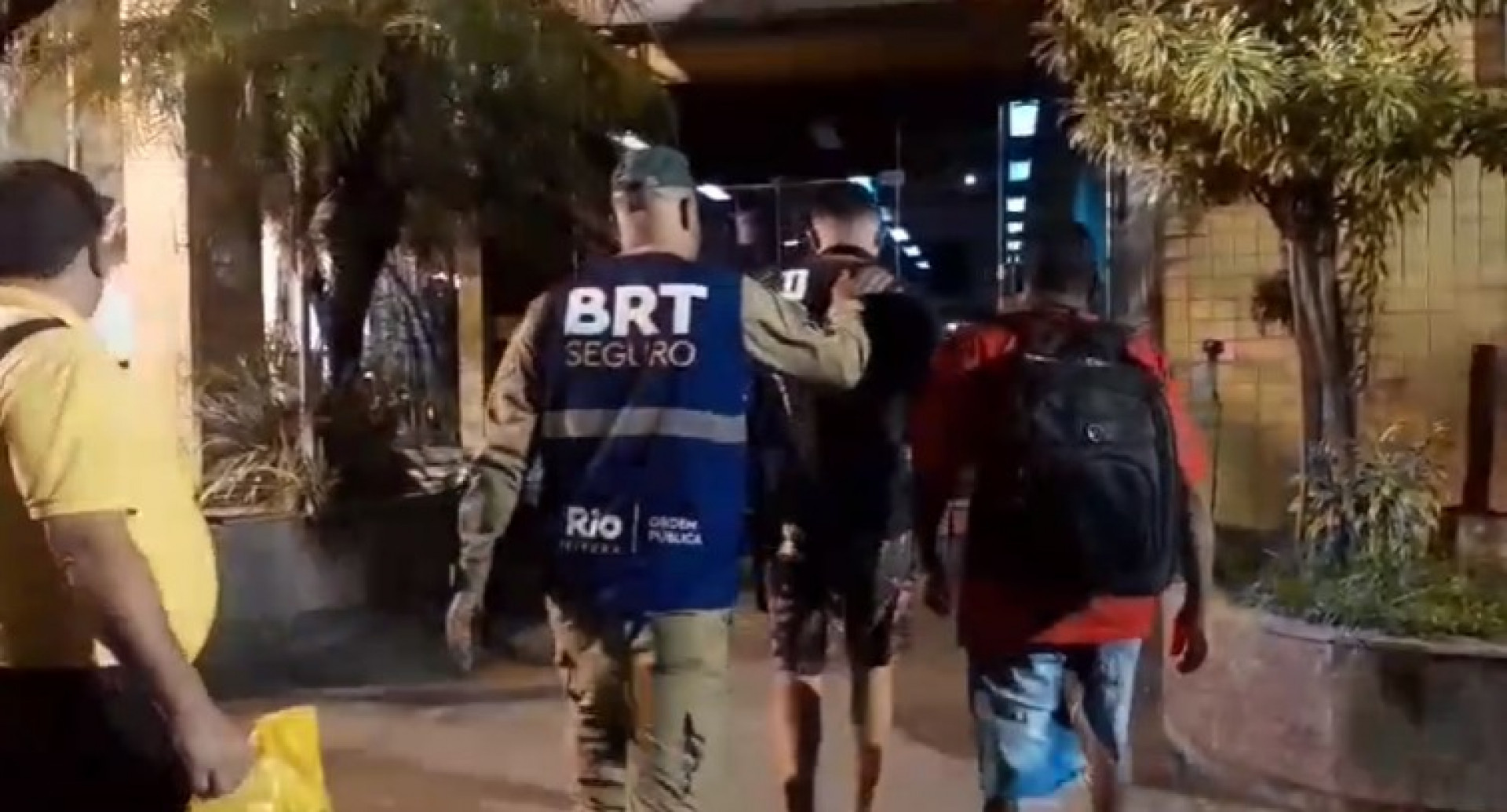Homem foi preso em flagrante após quebrar vidro de porta do BRT com chutes - Divulgação