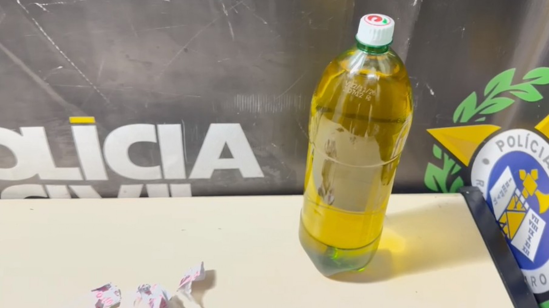 Polícia encontrou garrafa com gasolina que seria usada para queimar homem vivo durante tribunal do crime em Duque de Caxias, na Baixada - Divulgação