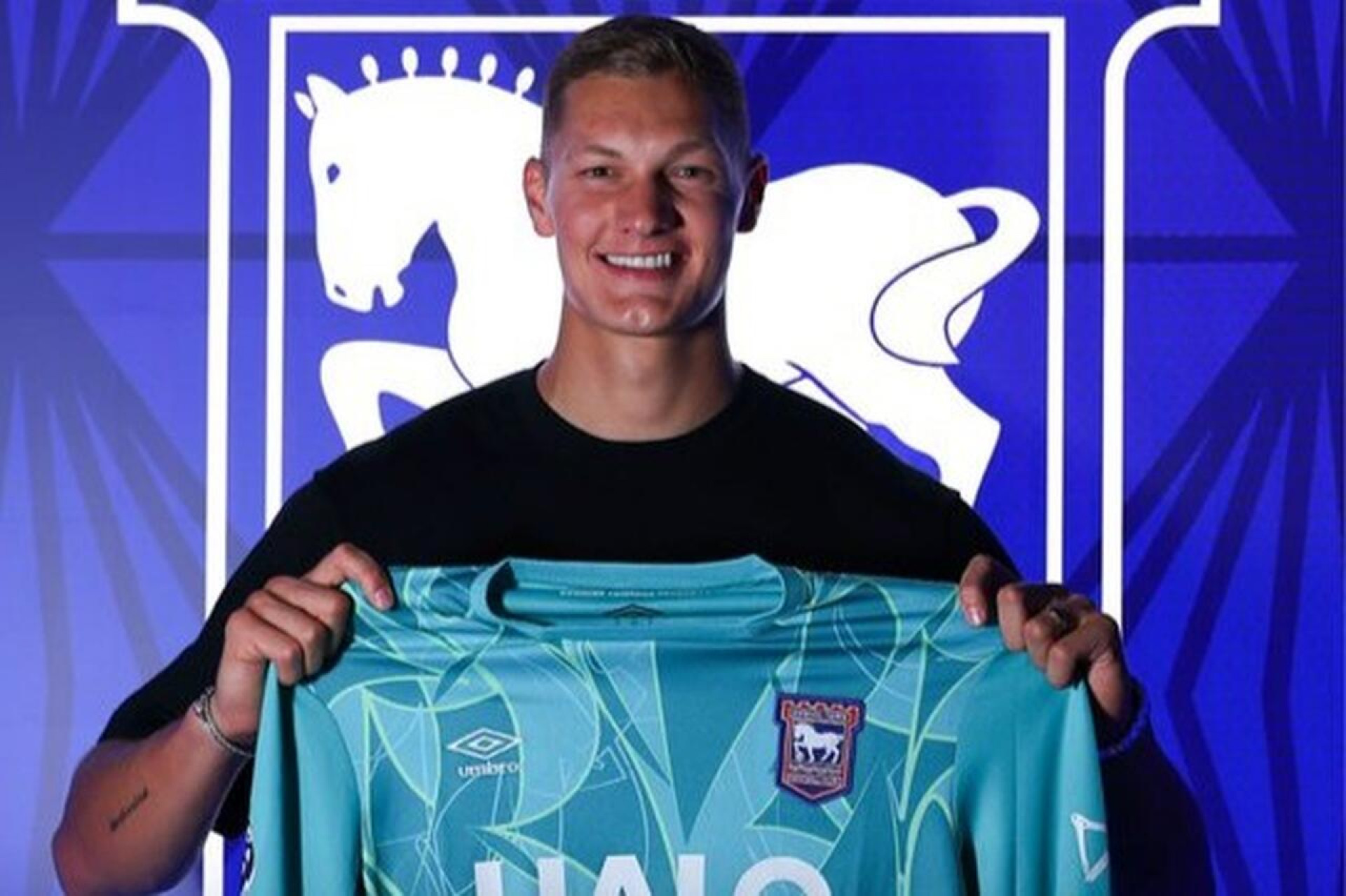 Ipswich contrata goleiro de 2,06m, o jogador mais alto da hist&oacute;ria da Premier League