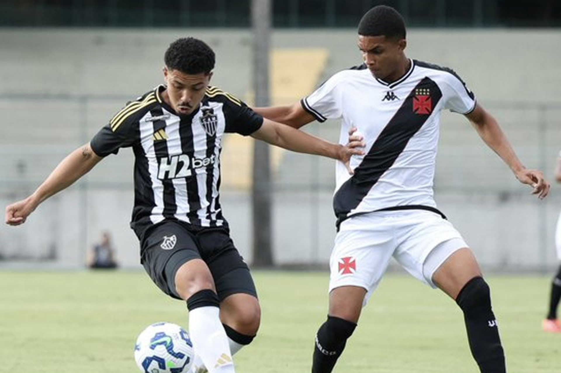 Atl&eacute;tico negocia tr&ecirc;s joias da base com clubes do exterior