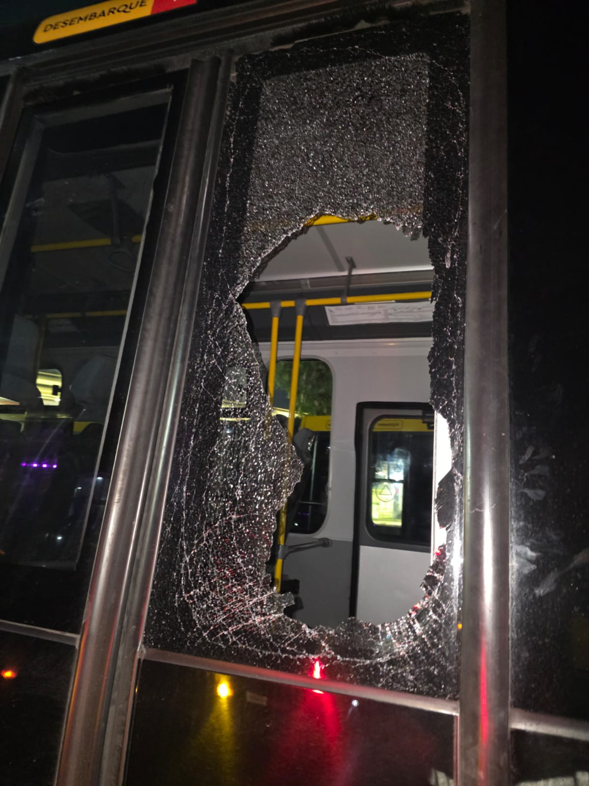 Homem quebrou vidro de porta de ônibus do BRT na Estação Bosque da Barra, na Zona Sudoeste do Rio - Divulgação