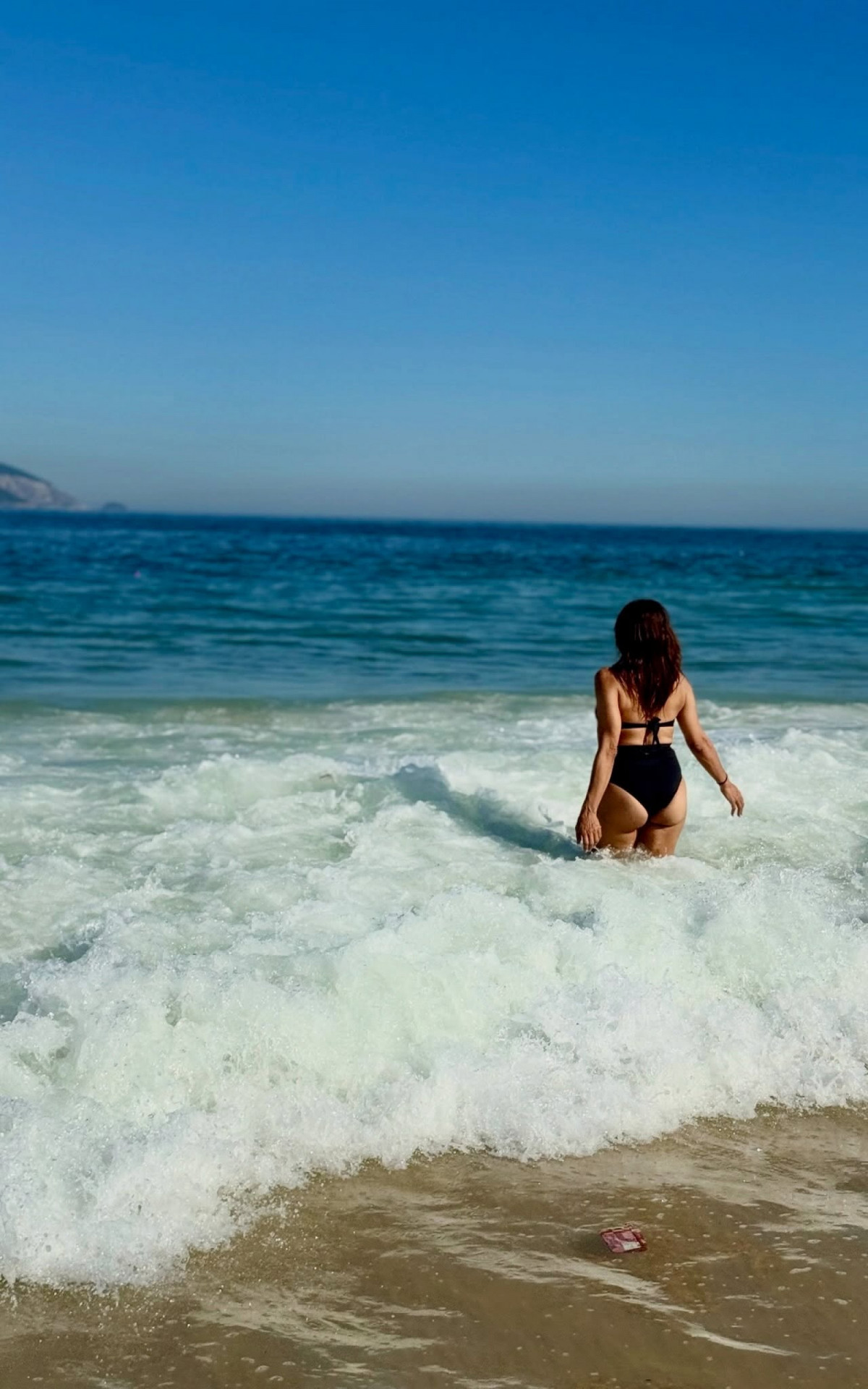 Dira Paes exibe beleza em fotos de férias na praia