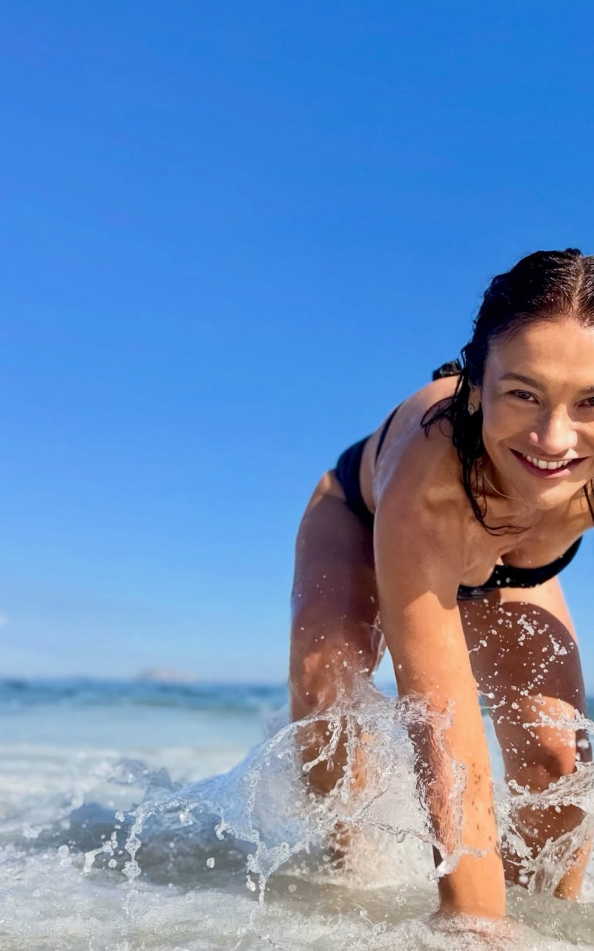 Dira Paes exibe beleza em fotos de férias na praia