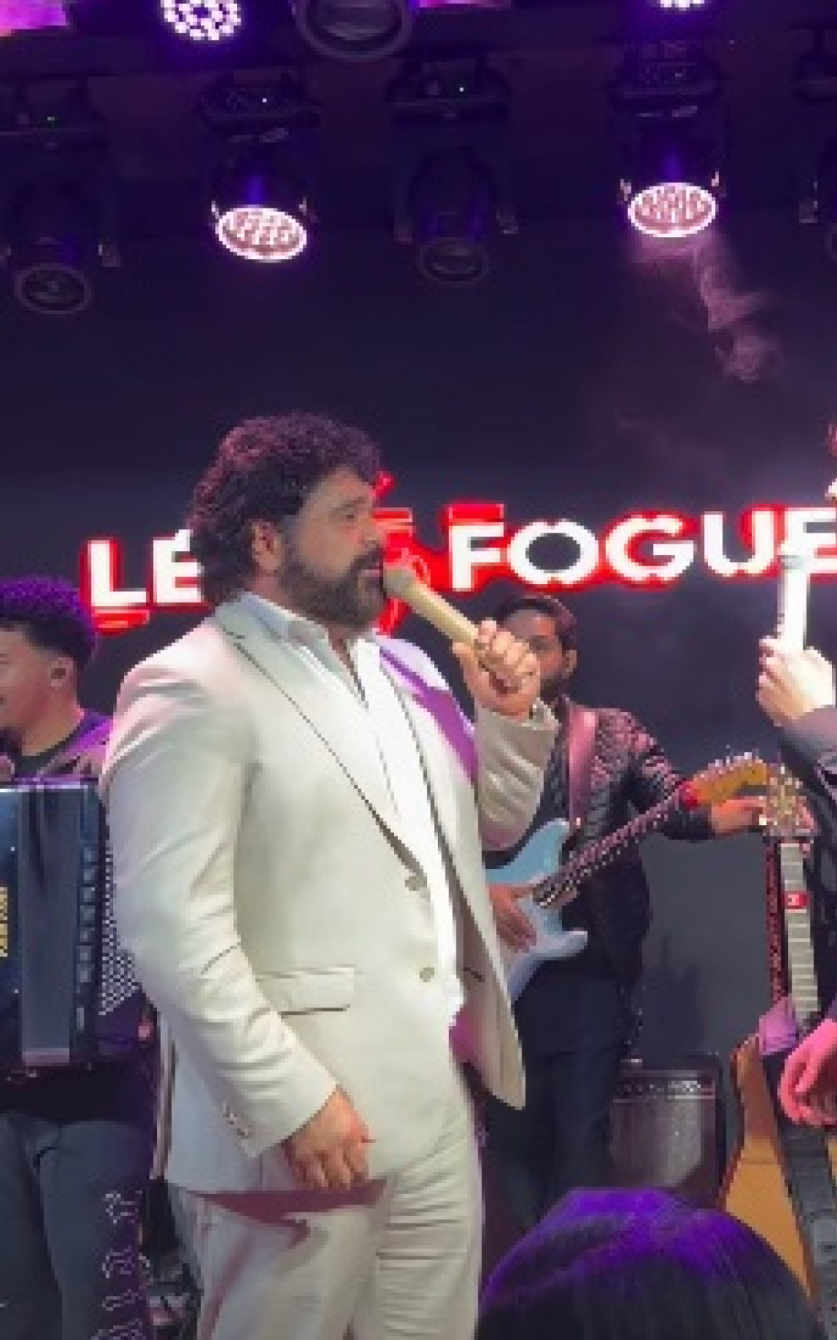 Festa teve show de Leo Foguete e palinha do cantor Fabiano Menotti