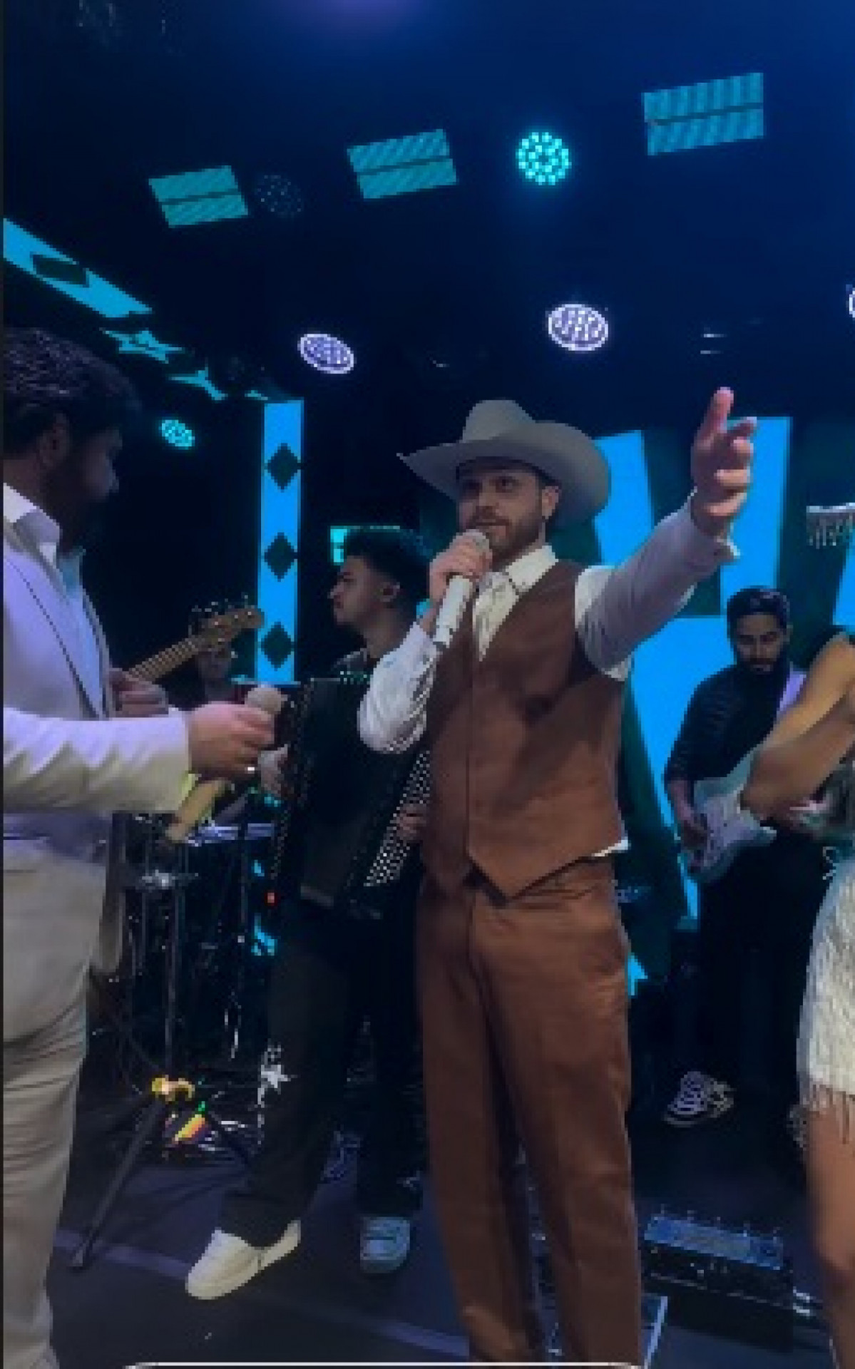 Gustavo e Jade durante a festa de casamento