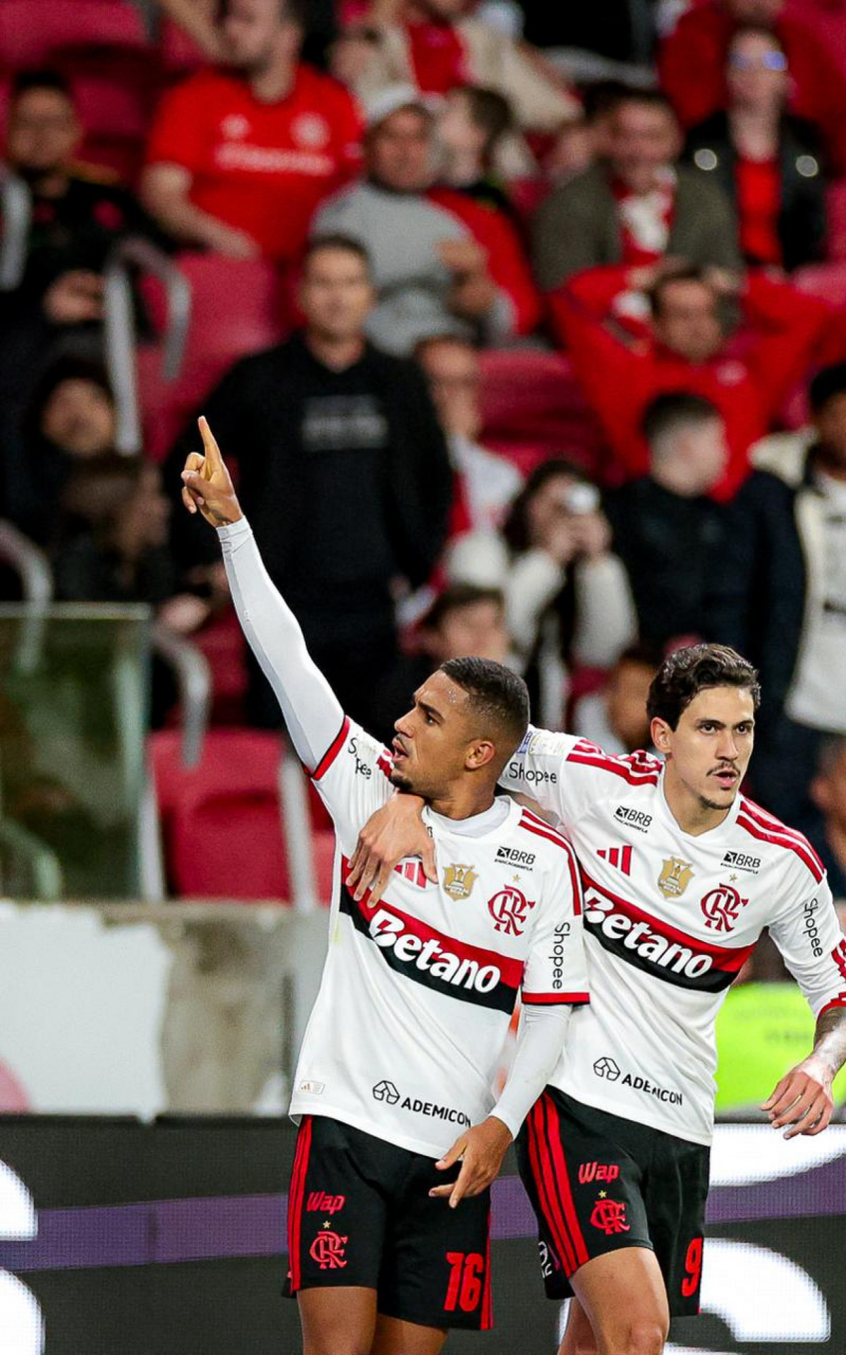 Samuel Lino, &agrave; esquerda, marcou no jogo entre Internacional e Flamengo - Gilvan de Souza / Flamengo