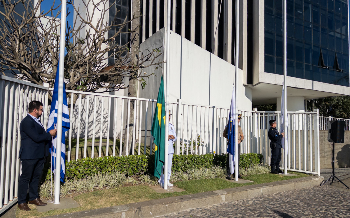 Hasteamento das bandeiras abriu oficialmente as comemorações pelos 213 anos de emancipação político-administrativa de Macaé