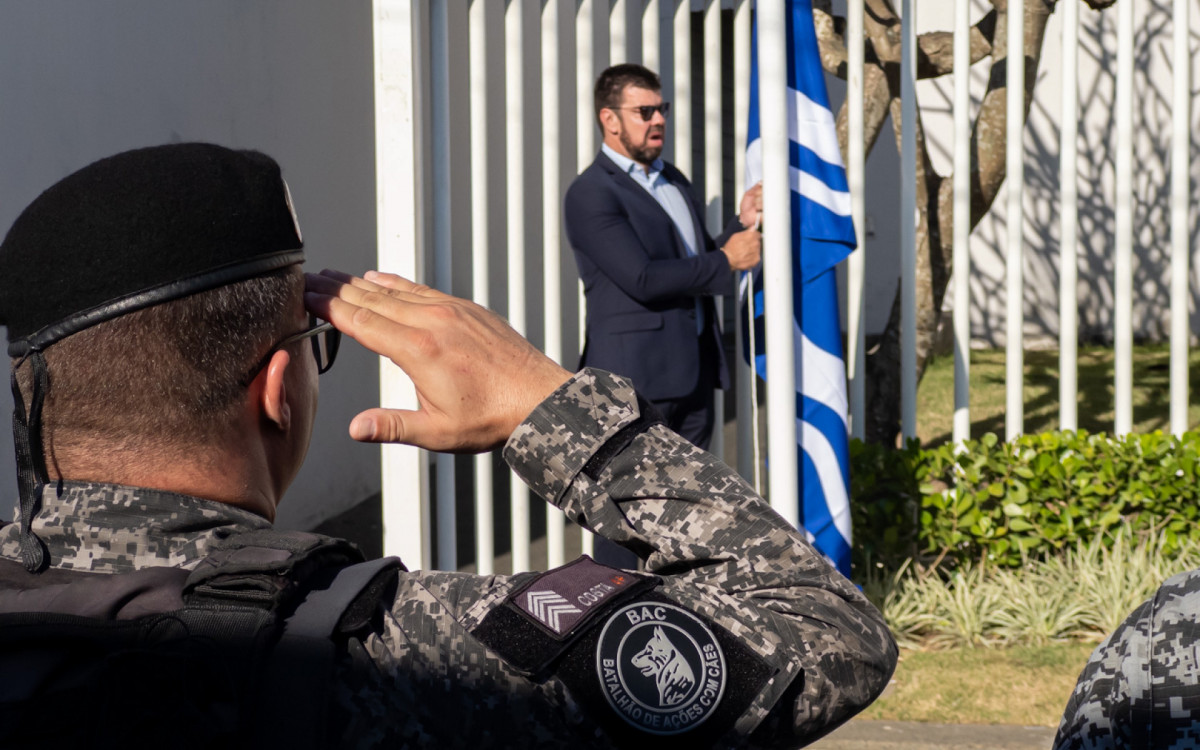 Hasteamento das bandeiras abriu oficialmente as comemorações pelos 213 anos de emancipação político-administrativa de Macaé