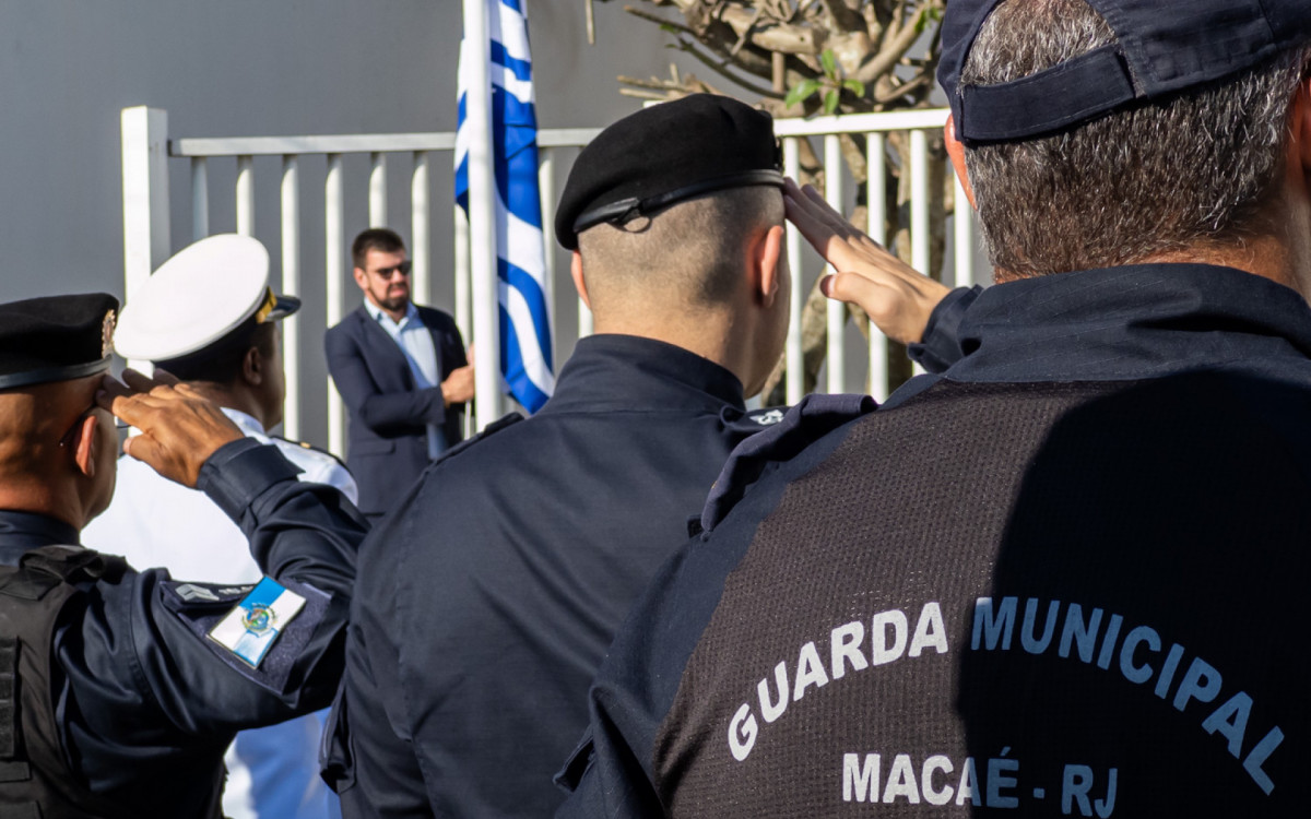 Hasteamento das bandeiras abriu oficialmente as comemorações pelos 213 anos de emancipação político-administrativa de Macaé