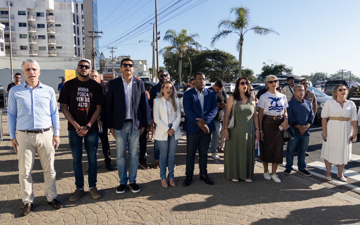 Hasteamento das bandeiras abriu oficialmente as comemorações pelos 213 anos de emancipação político-administrativa de Macaé
