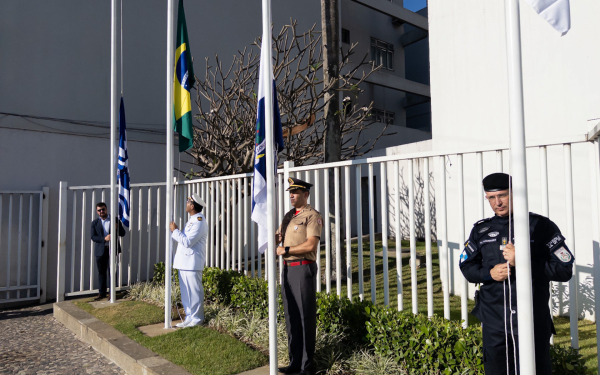 Hasteamento das bandeiras abriu oficialmente as comemorações pelos 213 anos de emancipação político-administrativa de Macaé