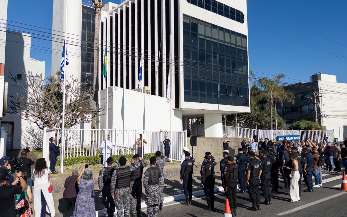 Hasteamento das bandeiras abriu oficialmente as comemorações pelos 213 anos de emancipação político-administrativa de Macaé