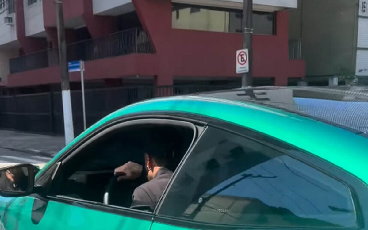Neymar &eacute; flagrado com BMW M4 Competition de R$ 909 mil em passeio por Santos