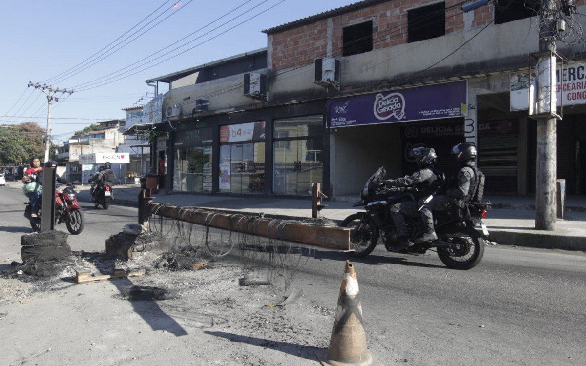 Policias retiraram barricadas e apreenderam veículos durante operação na Zona Oeste