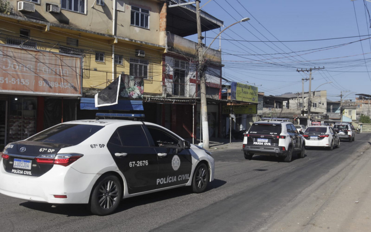 Policias retiraram barricadas e apreenderam veículos durante operação na Zona Oeste