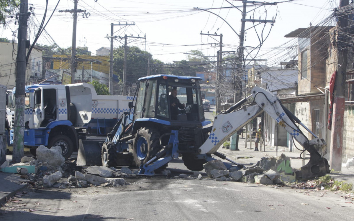 Policias retiraram barricadas e apreenderam veículos durante operação na Zona Oeste