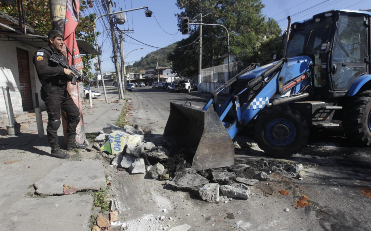 Policias retiraram barricadas e apreenderam veículos durante operação na Zona Oeste
