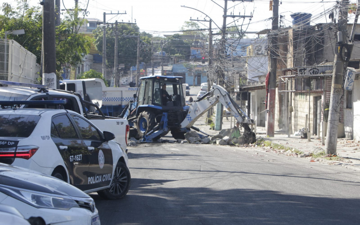 Policias retiraram barricadas e apreenderam veículos durante operação na Zona Oeste
