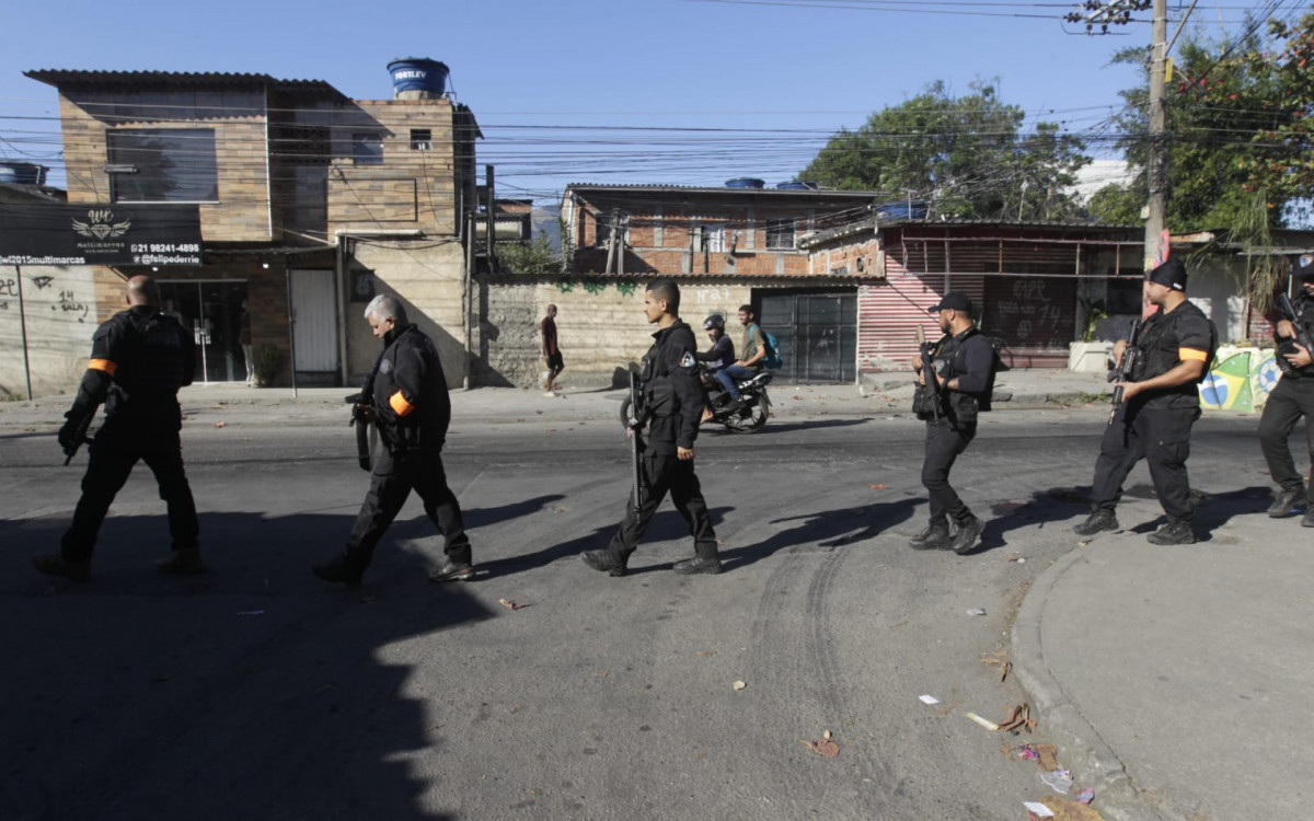 Policias retiraram barricadas e apreenderam veículos durante operação na Zona Oeste