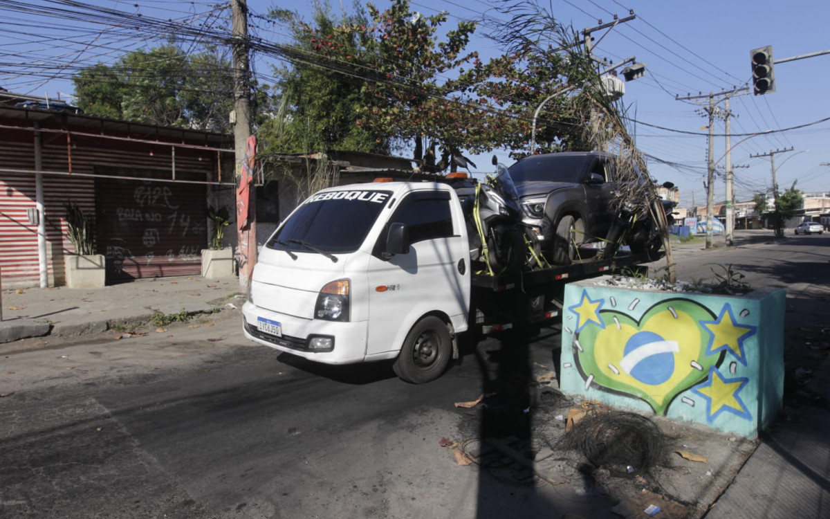 Policias retiraram barricadas e apreenderam veículos durante operação na Zona Oeste