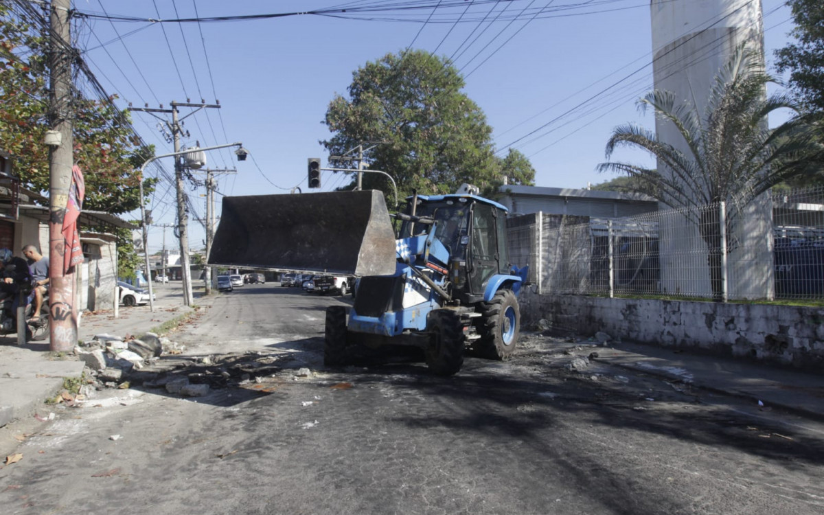 Policias retiraram barricadas e apreenderam veículos durante operação na Zona Oeste