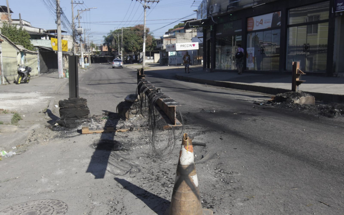 Policias retiraram barricadas e apreenderam veículos durante operação na Zona Oeste