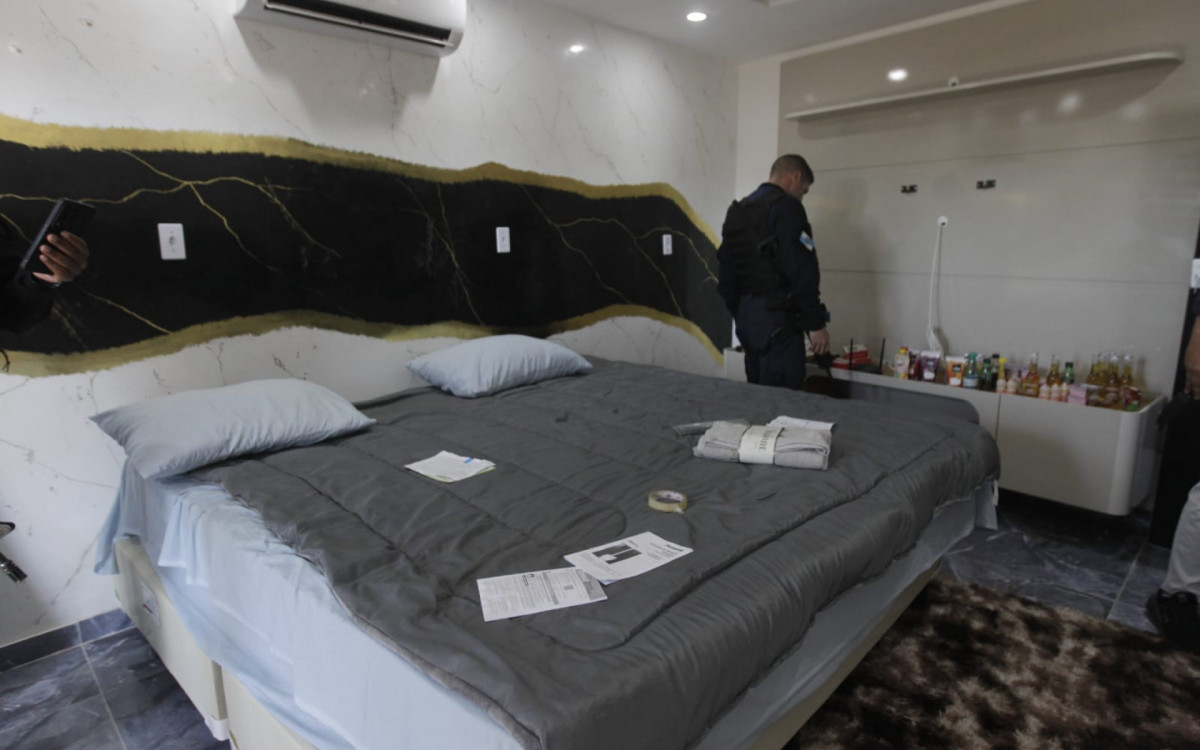 Policias retiraram barricadas e apreenderam veículos durante operação na Zona Oeste