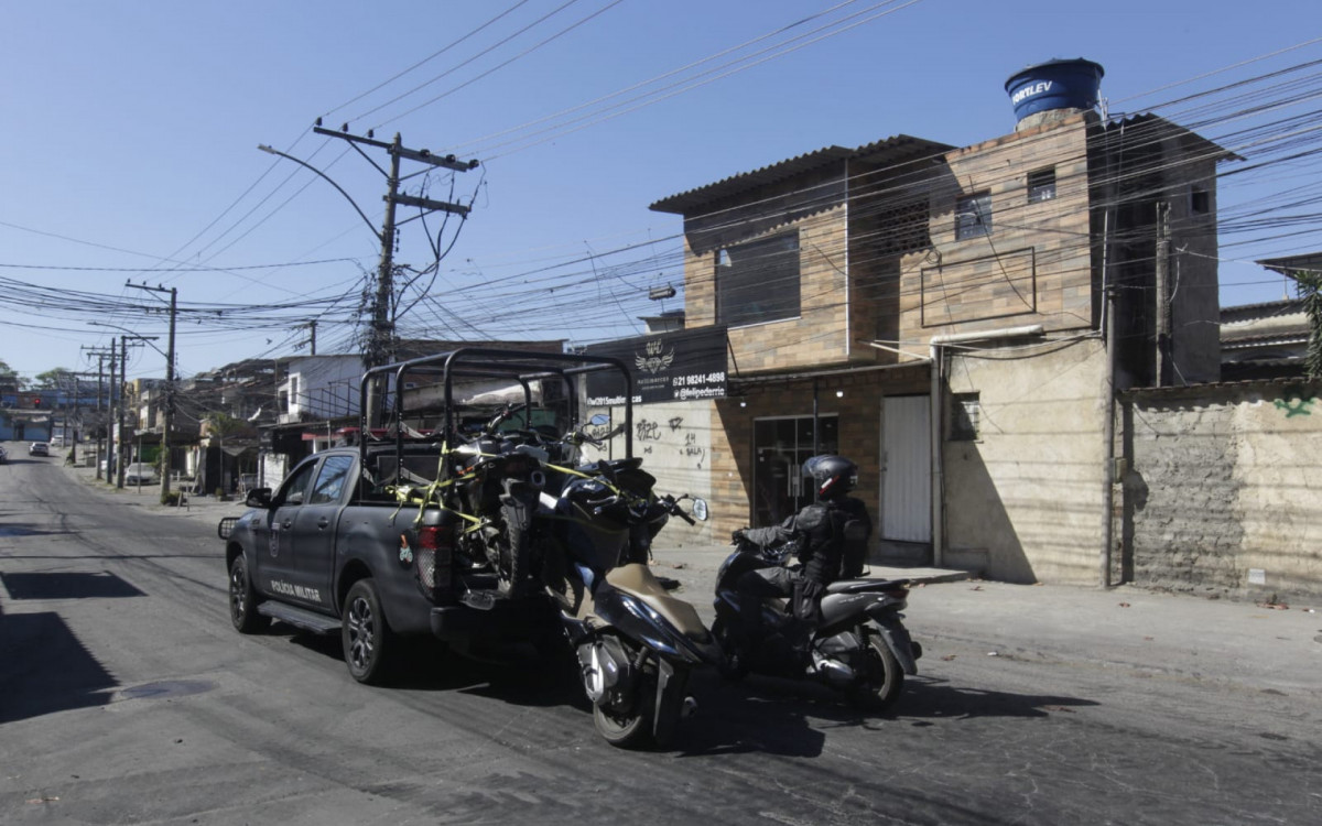 Policias retiraram barricadas e apreenderam veículos durante operação na Zona Oeste