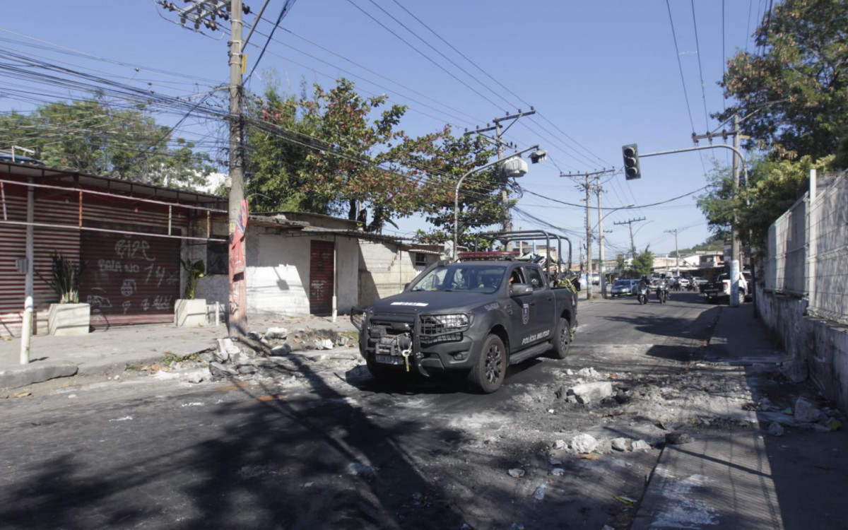 Policias retiraram barricadas e apreenderam veículos durante operação na Zona Oeste