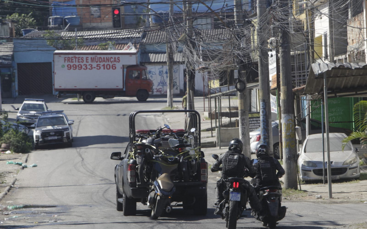 Policias retiraram barricadas e apreenderam veículos durante operação na Zona Oeste