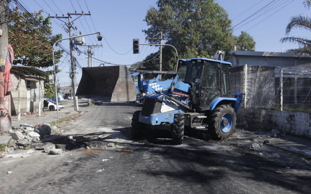 Policias retiraram barricadas e apreenderam veículos durante operação na Zona Oeste