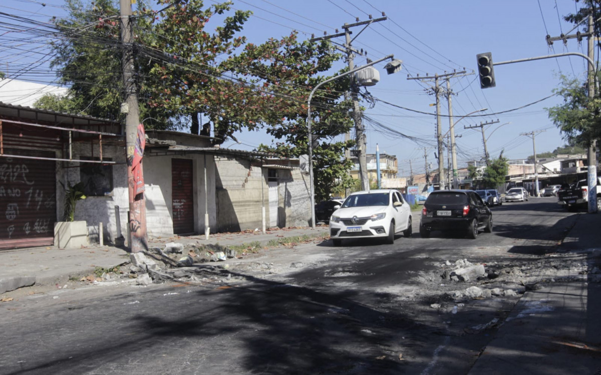 Policias retiraram barricadas e apreenderam veículos durante operação na Zona Oeste