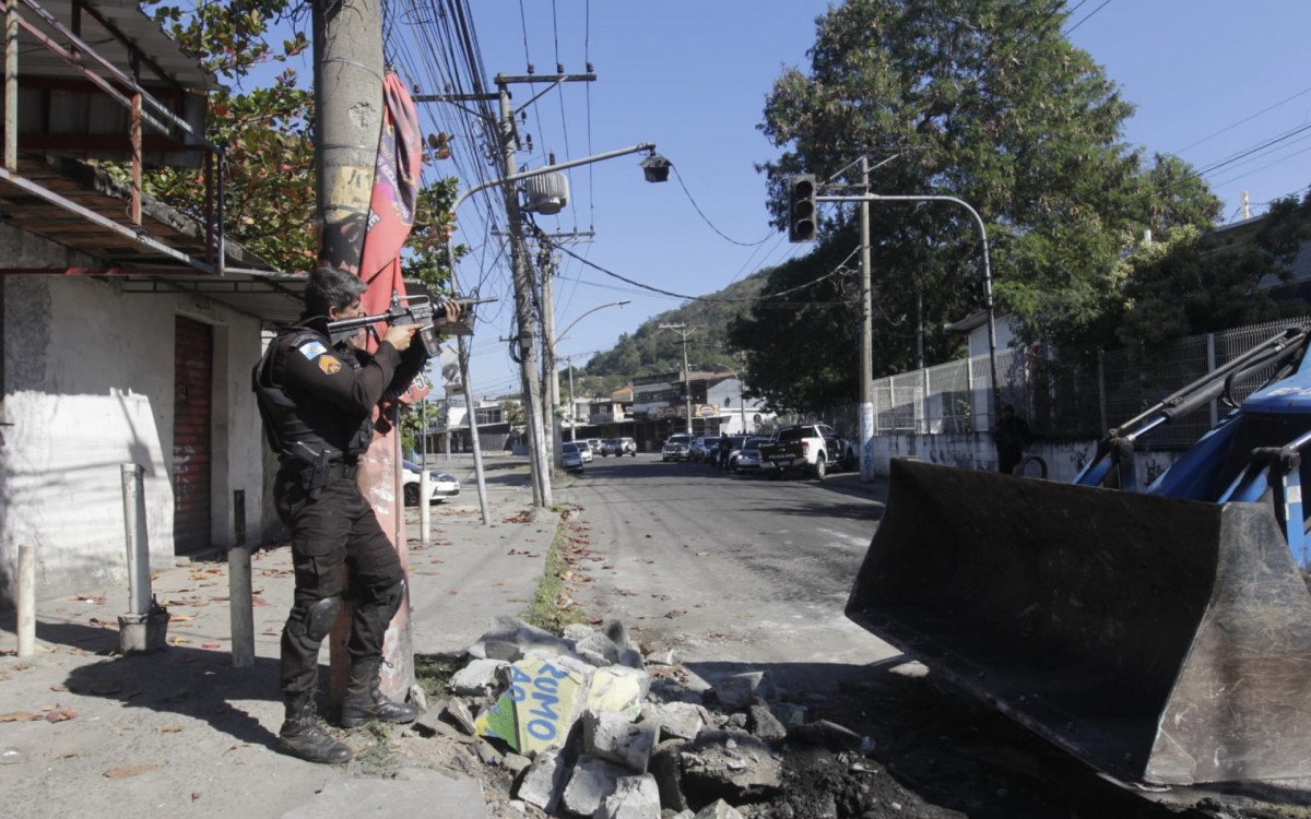 Policias retiraram barricadas e apreenderam veículos durante operação na Zona Oeste