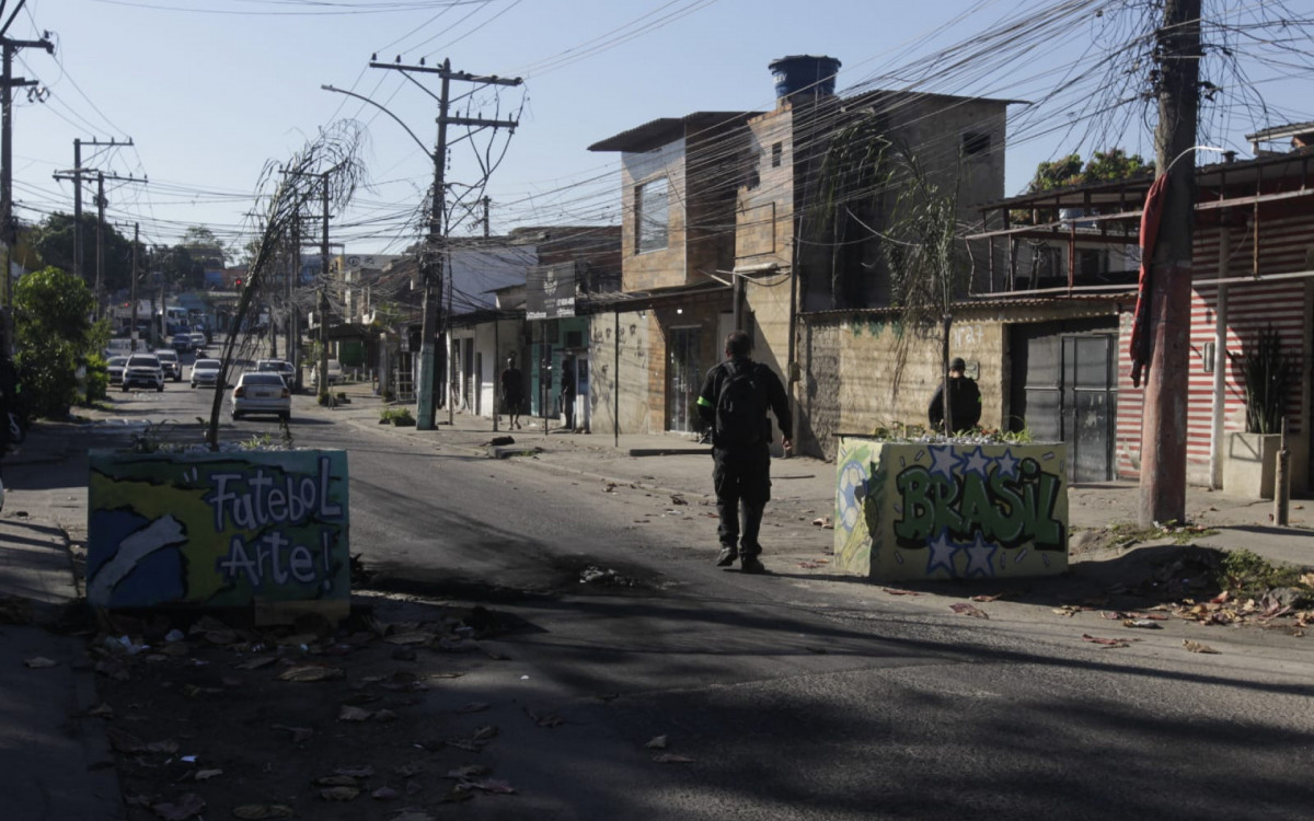 Policias retiraram barricadas e apreenderam veículos durante operação na Zona Oeste