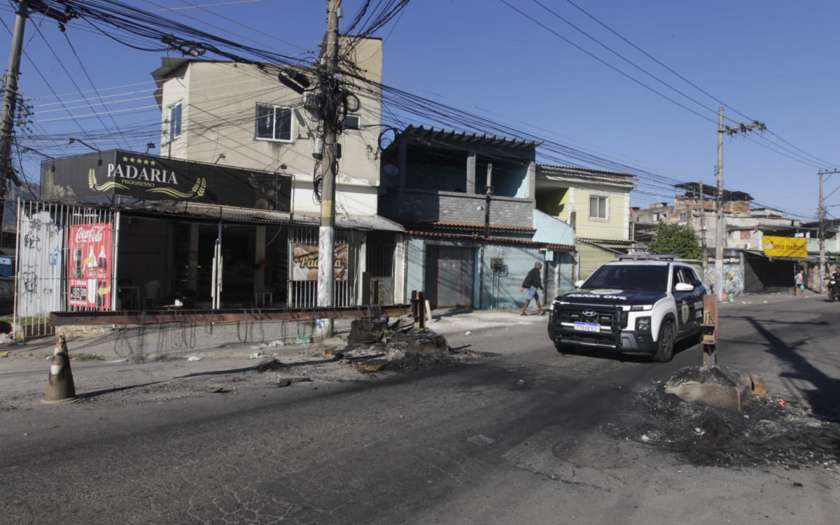 Policias retiraram barricadas e apreenderam veículos durante operação na Zona Oeste