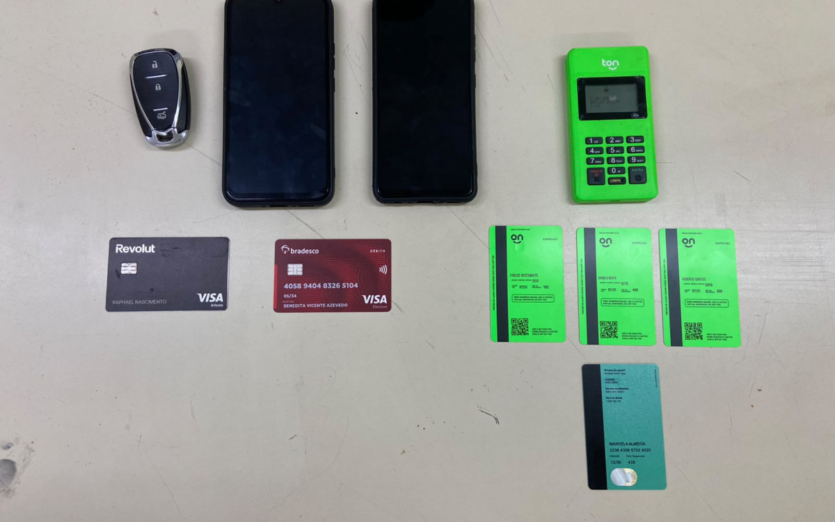 Cartões, maquininhas e celulares apreendidos - Divulgação