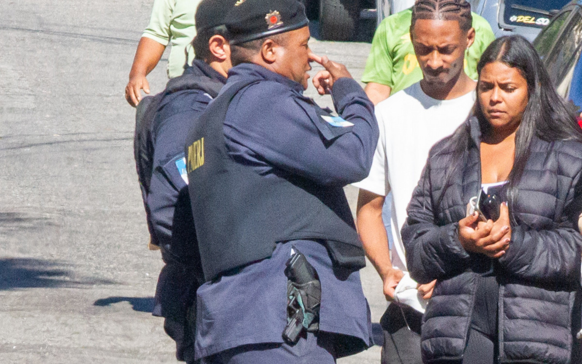 Mulher do policial Charles Batista dos Santos, internado em estado grave após ser baleado - Érica Martin/Agência O DIA