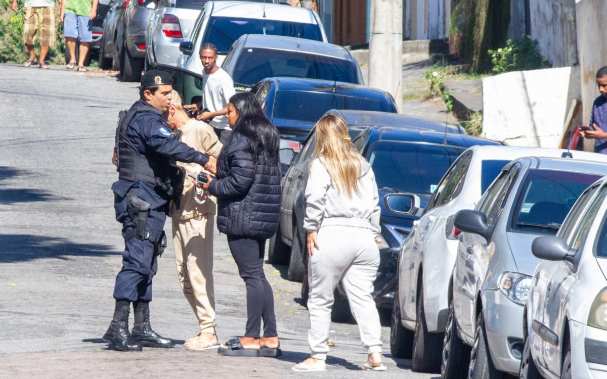 Mulher do policial Charles Batista dos Santos, internado em estado grave após ser baleado - Érica Martin/Agência O DIA