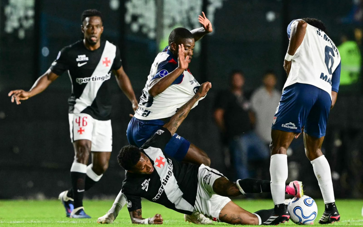 Lance do jogo entre Vasco e Independiente Medellín