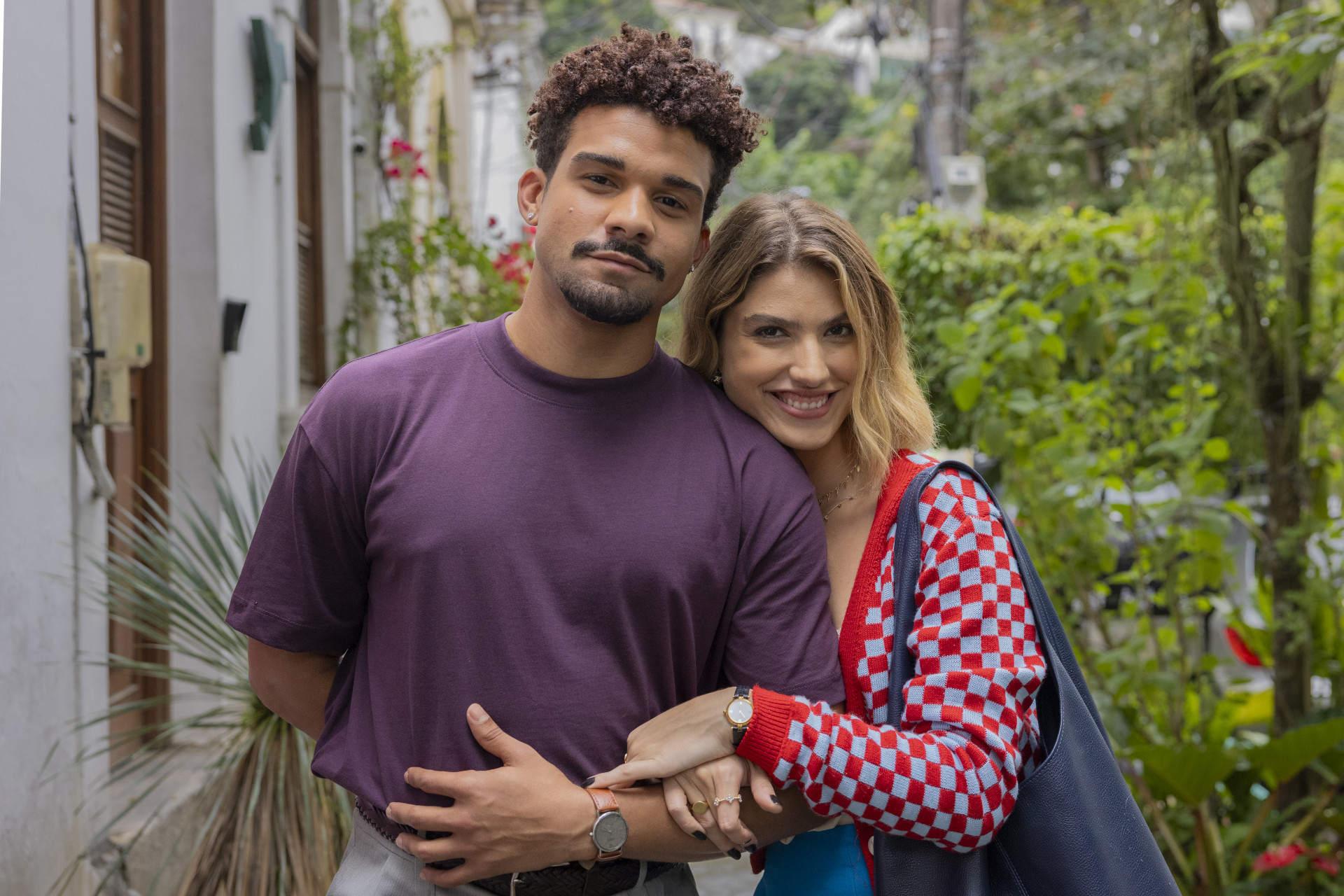 Lucas Leto (Vitor) e Giovana Grigio (Leandra) vivem romance em 'Por Você' - Globo / Fábio Rocha