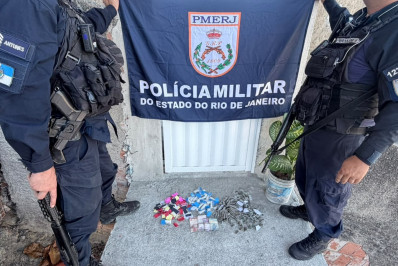 Dois suspeitos são presos com drogas durante operação da PM no Morro do Mic, em Niterói