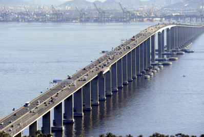 Acidente com motocicleta interdita faixa na Ponte Rio-Niterói e mobiliza equipes