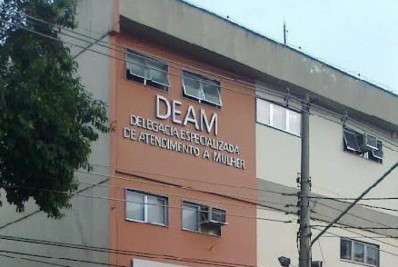 Homem é preso após ameaçar companheira com machadinha em Volta Redonda