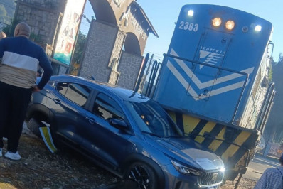 Carro invade linha férrea e colide com trem em Guapimirim